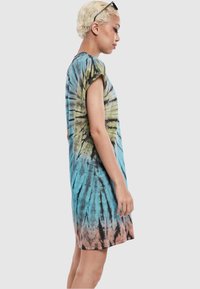 Sukienka tie-dye w odcieniach niebieskiego, zielonego i różowego, z krótkimi rękawami, luźnym krojem i okrągłym dekoltem. Wykonana z miękkiej bawełny z różnorodnymi wzorami.