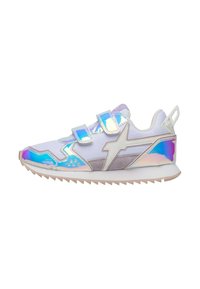 Sneaker leggere con un materiale iridescente lucido, cinturini a strappo, accenti bianchi e lavanda, e una suola in gomma seghettata.