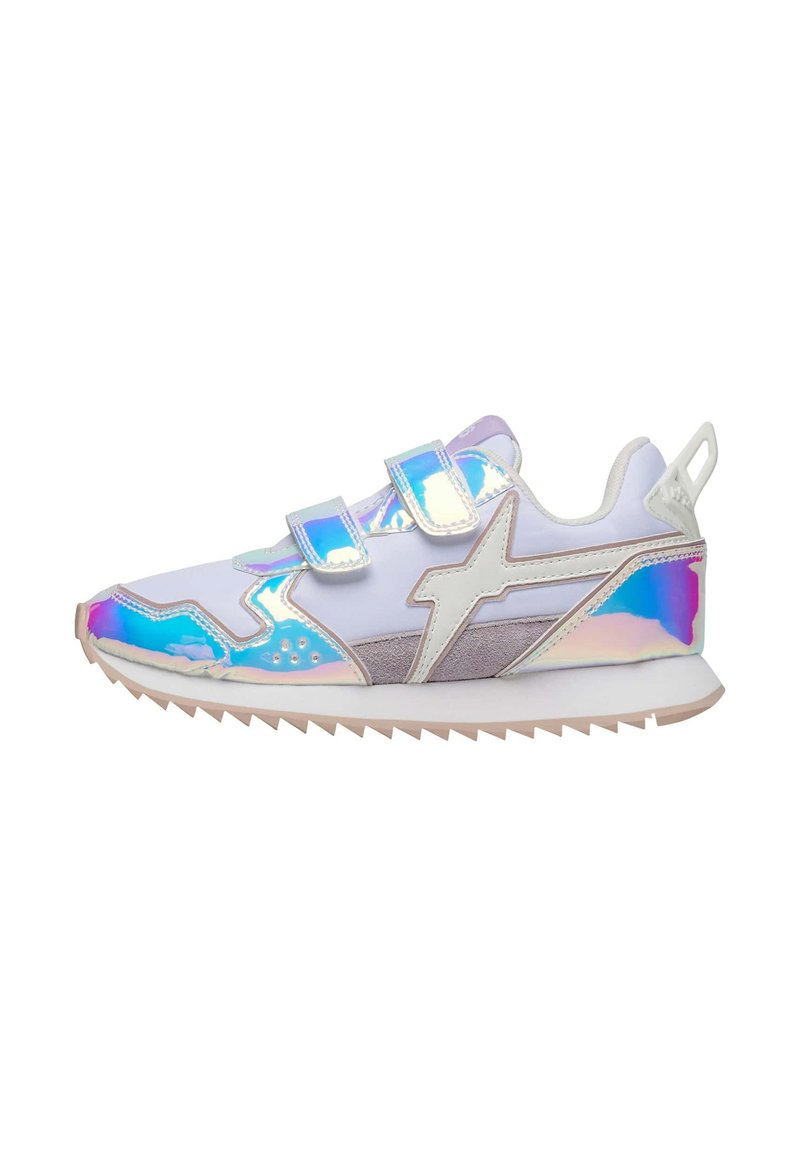 Sneaker leggere con un materiale iridescente lucido, cinturini a strappo, accenti bianchi e lavanda, e una suola in gomma seghettata.