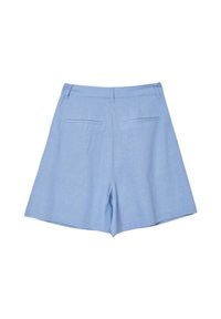 Pantaloni corti azzurri chiari in lino con vita aderente, gambe larghe e due tasche posteriori. Tessuto liscio senza motivi o dettagli visibili.