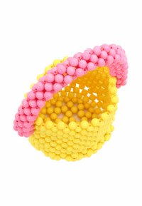 Színes kosár gömbölyű műanyag gyöngyökből; rózsaszín felső fogantyú, sárga test, kerek forma, texturált felület, nyitott kivitel.