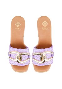 Lila geflochtene Keilsandalen mit einem glänzenden goldenen Kettenakzent, versehen mit einer glatten, tanfarbenen Fußbett mit geprägt eingestanztem Markenlogo, minimalistisches Design.