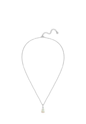 Delicata collana a catena in argento con un piccolo ciondolo di opale a forma di goccia e chiusura regolabile su sfondo bianco.