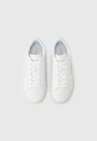 Λευκά αθλητικά παπούτσια με επάνω μέρος από λείο δέρμα, κορδόνια στο μπροστινό μέρος και επενδεδυμ ένο γιακά. Διαθέτουν ανοιχτό ροζ λεπτομέρειες και λογότυπο στη γλώσσα.