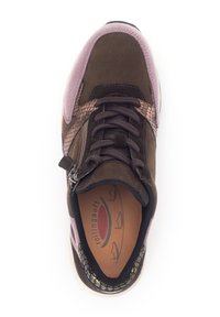 Bruine suède sneakers met roze accenten, gestructureerde synthetische schubbenprint zijkant, veters en een gewatteerde inlegzool met logo van het merk.