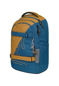 Zaino blu e marrone con una finitura testurizzata, caratterizzato da un logo prominente, cerniere, tasca laterale e spallacci regolabili.