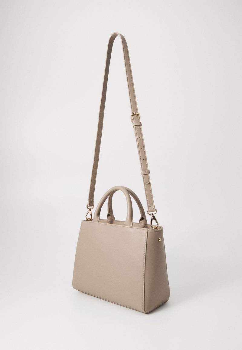 Sac à main en cuir beige avec une forme rectangulaire structurée, doté de deux poignées supérieures et d'une bandoulière amovible et réglable, avec des accents dorés.