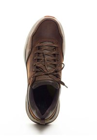 Prune nahkased spordijalatsid ümarate varvastega, musta paelaga ja pehme tallaga. Küljel on peen logo ja tekstuurilised aktsendid.