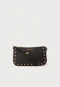 Borsa a tracolla nera in materiale strutturato, con borchie dorate lungo i bordi e chiusura con cerniera, dotata di una tracolla regolabile.