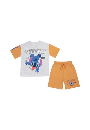 Tenue deux pièces pour enfants avec manches courtes grises et orange, avec le personnage de dessin animé Stitch en bleu et le texte « STITCH EST. 2002 » sur le t-shirt et le short.
