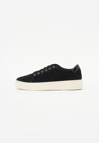 Sneaker in camoscio nero con superficie texturizzata, suola in gomma bianca e occhietti dorati. Presenta un accento lucido nero sul tallone.