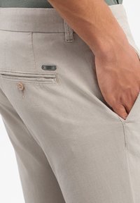 FINSHLEY & HARDING FINSHLEY & HARDING HOSE DYLAN - Stoffhose - hellgrau ...