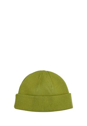 Groene gebreide muts met omgeslagen boord, getoond tegen een witte achtergrond.