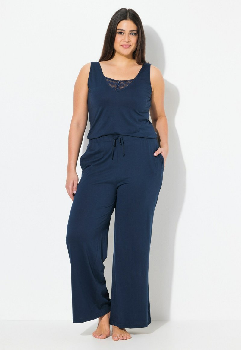 Námořnický modrý set domácího oblečení obsahuje top bez rukávů s krajkovými detaily a knoflíky, doplněný širokými kalhotami s nastavovací šňůrkou.