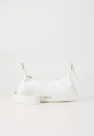 Kleine witte leren handtas met korte handgreep, extra riem opgerold aan de voorkant en metalen merklogo vooraan in het midden.