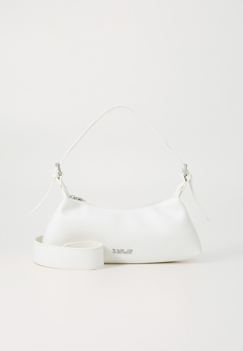Petit sac à main en cuir blanc avec poignée courte, sangle supplémentaire enroulée devant, et logo métallique de la marque au centre devant.