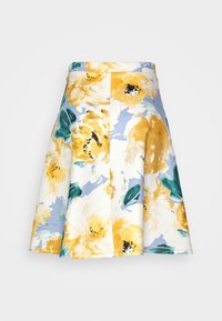 Gonna floreale con un motivo di peonie gialle e bianche su uno sfondo azzurro chiaro, realizzata in tessuto leggero con un design svasato.