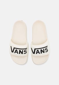 Bijele klizne sandale s teksturiranom unutrašnjom soles i širokim crnim remenom s logotipom "VANS" u podebljanom slovu.