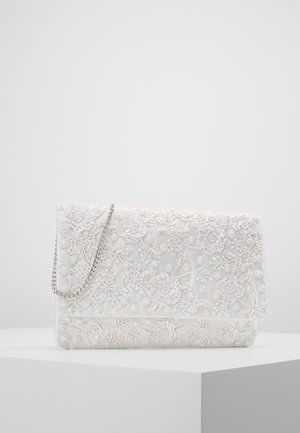 Hvid clutch taske med blomsterperlebroderi og en sølvkæde strop på en hvid piedestal mod en ensfarvet baggrund.