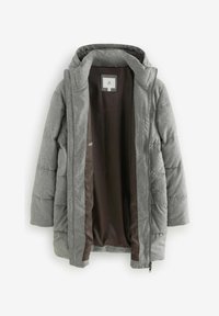 Chaqueta acolchada gris con capucha, que presenta un cierre de cremallera en el frente y dos bolsillos laterales. Interior forrado en tela marrón, material exterior texturizado.