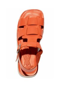 Pomarańczowe skórzane sandały z plecionym wzorem, regulowanym paskiem z srebrnym okuciem oraz teksturowaną wkładką. Prosty kształt podeszwy.