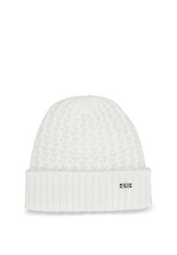 Witte gebreide muts met een gestructureerd steekpatroon en een omgeslagen geribde boord. Voorzien van een klein metalen merkembleem aan de zijkant.