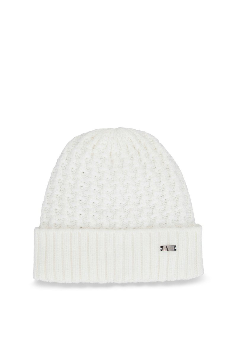 Witte gebreide muts met een gestructureerd steekpatroon en een omgeslagen geribde boord. Voorzien van een klein metalen merkembleem aan de zijkant.