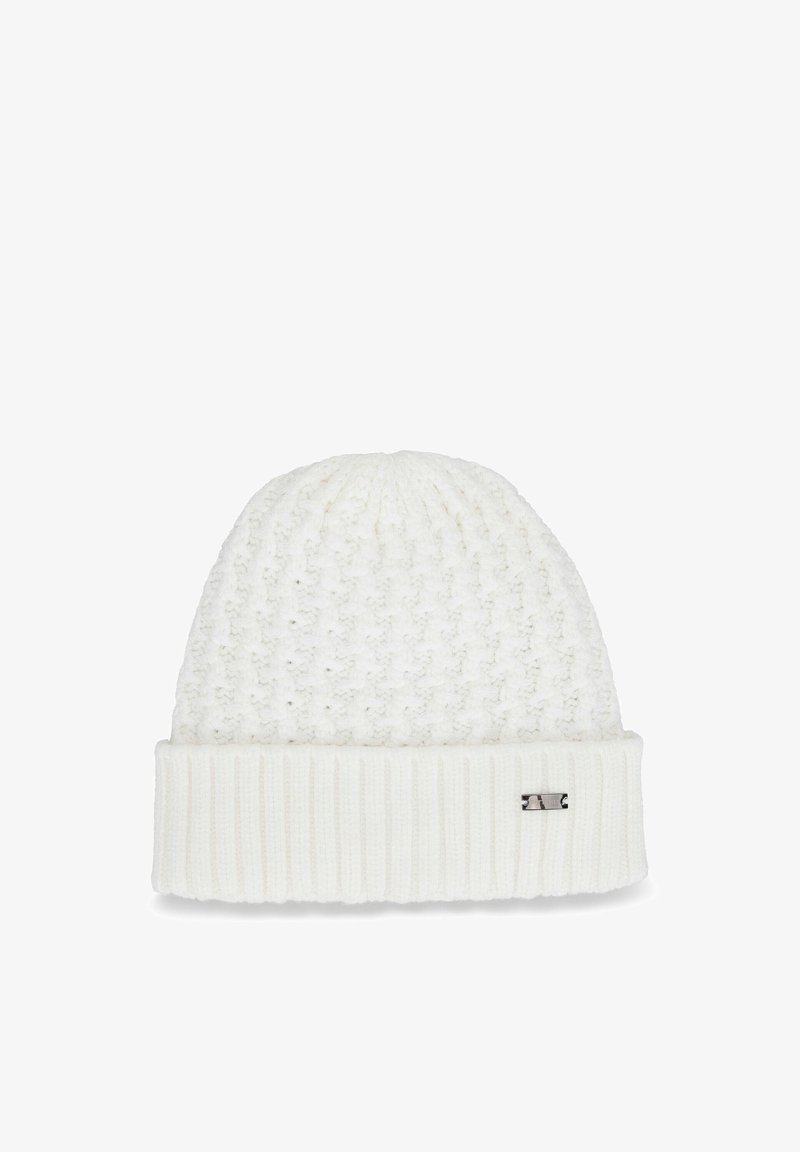 Witte gebreide muts met een gestructureerd steekpatroon en een omgeslagen geribde boord. Voorzien van een klein metalen merkembleem aan de zijkant.