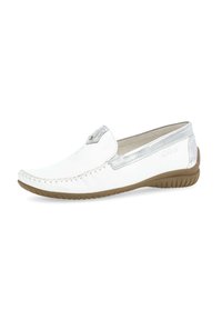 Weiße Leder-Slipper mit silbernen Akzenten, kontrastierenden Nähten und einer flexiblen braunen Gummisohle. Verfügt über eine abgerundete Spitze und ein minimalistisches Design.