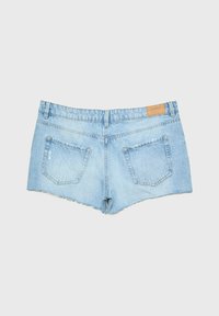 Shorts en denim bleu clair avec un ourlet effiloché, deux poches arrière et un patch en cuir beige au niveau de la taille. Vue arrière uniquement.