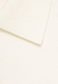 Tissu blanc nervuré avec un col pointu, présentant une texture douce avec de légères lignes verticales et une finition lisse et nette.