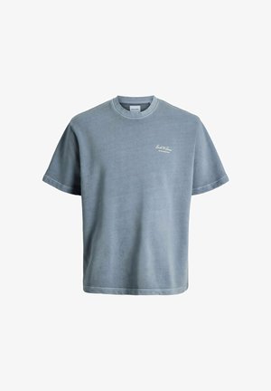 Világoskék, rövid ujjú, kerek nyakú póló, bal mellrészen kis fehér "Jack & Jones" logóval.
