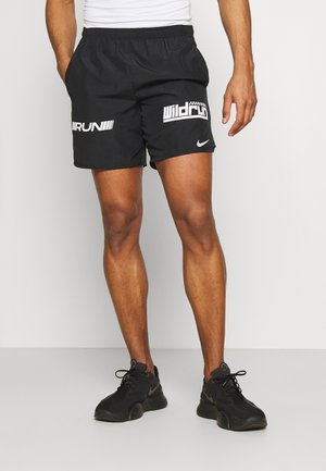 Zwarte sportshorts met een elastische tailleband, met grote witte "WILD RUN" en "RUN" graphics. Gemaakt van lichtgewicht stof.