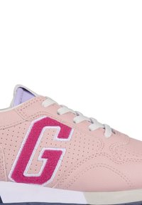 Rosa Leder-Sneaker mit perforierten Details, kontrastierenden weißen Schnürsenkeln und einem großen gestickten rosa 'G'-Logo. Texturiertes Sohlen- und Akzentdesign sichtbar.