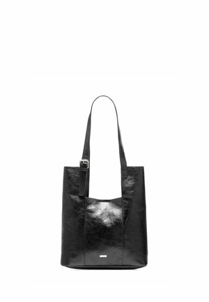 Czarna skórzana torba tote z regulowanym paskiem na ramię i srebrną klamrą, minimalistyczny design, stojąca w pionie na białym tle.