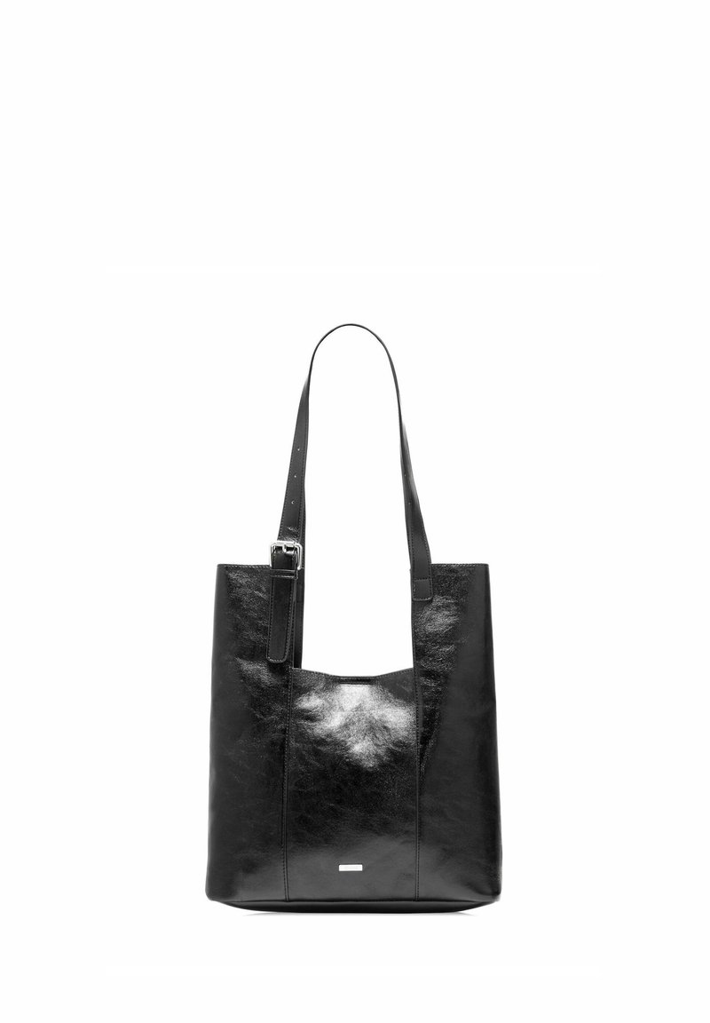 Czarna skórzana torba tote z regulowanym paskiem na ramię i srebrną klamrą, minimalistyczny design, stojąca w pionie na białym tle.