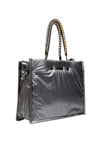 Sac fourre-tout en nylon noir avec une finition brillante, doté de poignées tressées jaunes et violettes et de deux trous circulaires à l'avant pour le détail.