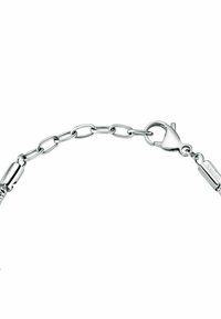 Bracciale in argento con design a catena link, dotato di chiusura e targhetta incisa. Finitura metallica liscia con texture lucida.