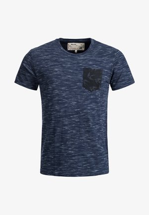 Kobaltblauwe T-shirt van een gestructureerde stof, met een zwarte zak met een vogelpatroon. Korte mouwen en een ronde hals.