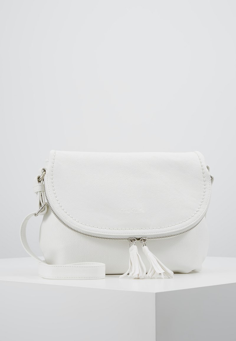 Weiße Leder-Crossbody-Tasche mit einem umklappbaren Deckel, Reißverschluss und dekorativen Quasten. Verfügt über einen abnehmbaren Schulterriemen und gestickte Details.
