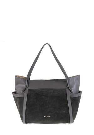 Sac fourre-tout en cuir gris et en daim avec deux poignées robustes, présentant un extérieur texturé et un design simple. Poches latérales incluses.
