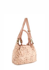 Rosa Lederhandtasche mit floralem Durchbruchdesign, doppelten Schultergurten und goldfarbener Hardware. Weiche Textur, strukturierte Form.