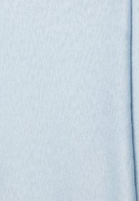 Tissu tricoté bleu clair avec une texture fine et douce et un pli vertical subtil le long du bord droit.