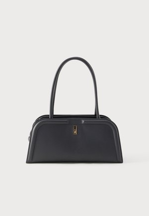 Czarna skórzana torebka o wyraźnie zarysowanej formie, z górnym uchwytem i małym złotym akcentem na froncie.