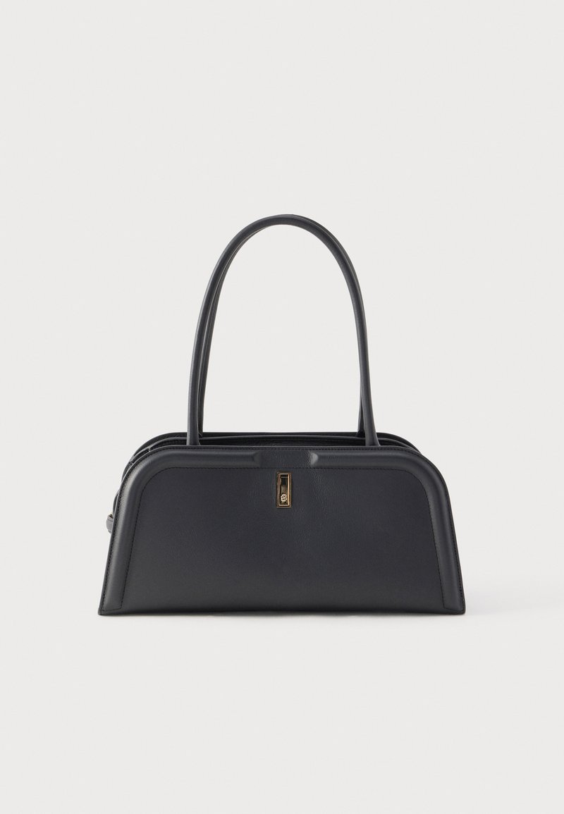 Μαύρη δερμάτινη τσάντα χειρός με δομημένο σχέδιο, που διαθέτει χειρολαβή στο πάνω μέρος και μικρό χρυσό διακοσμητικό στο εμπρόσθιο μέρος.