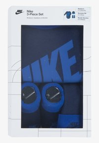 Nike 3-delni set vključuje mornarsko modren bodysuit, trak za glavo in copatke z modrimi detajli. Vsebuje drzno Nike logo na bodysuitu in copatkih.