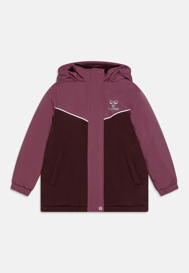 Giacca isolante viola e marrone scuro con cappuccio, caratterizzata da linee bianche di accento e una zip frontale. Include due tasche laterali.