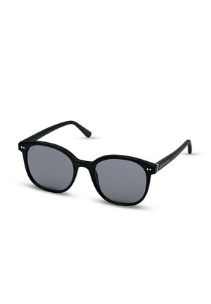 Zwarte zonnebril met vierkante montuur, donkere glazen en dunne pootjes, licht schuin op een witte achtergrond.