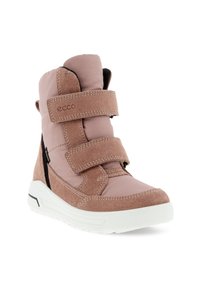 Baskets montantes roses avec sangles velcro, en suède et tissu, semelle extérieure blanche texturée, accents cousus et détail zippé sur le côté.