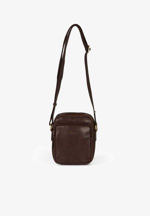 Brązowa skórzana torba crossbody o prostokątnym kształcie, z regulowanym paskiem i przednią kieszenią zapinaną na zamek. Posiada wytłoczone logo na froncie.
